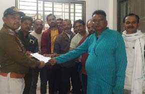 बिजली विभाग सलेहा में पदस्थ कनिष्ठ अभियंता के खिलाफ ग्रामीणों ने खोला मोर्चा