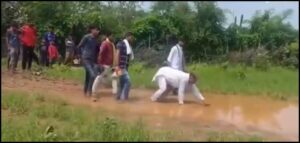 पवई विधानसभा की बदहाल स्थिति को लेकर कांग्रेस नेता अनिल तिवारी ने किया दंडवत प्रदर्शन , भारी संख्या में कांग्रेस पदाधिकारी, कार्यकर्ता रहे शामिल।। 