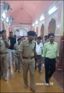 कलेक्टर एवं पुलिस अधीक्षक ने आगामी त्यौहारों के दृष्टिगत श्री जुगल किशोर मंदिर पहुंचकर आवश्यक व्यवस्थाओं का लिया जायजा।।