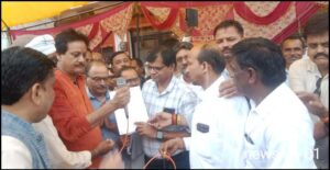 झमाझम बारिश के बीच  चलता रहा कांग्रेस का धरना प्रदर्शन, राज्यपाल के नाम सौंपा  ज्ञापन, जिले भर से कांग्रेस कार्यकर्ता रहे उपस्थित।।