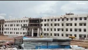 तीस करोड़ की लागत से बनाए जा रहे सीएम राइस विद्यालय के भवन का घटिया निर्माण, बनते ही फटने लगी दीवारें।