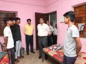 कमिश्नर ने अनुसूचित जाति बालक छात्रावास पन्ना का किया औचक निरीक्षण।।
