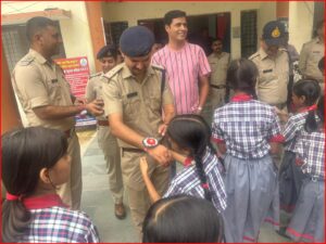केन्द्रीय विद्यालय पन्ना के विद्यार्थियों ने पुलिस अधिकारियों को बाँधी तिरंगा राखी