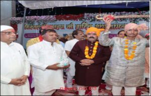 महाराजा छत्रशाल के वंशज पन्ना नरेश को मंदिर के पुजारी द्वारा दिव्य तलवार, पान व बीरा भेंट किया।।