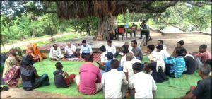 अजयगढ़ एसडीएम आलोक मार्को ग्राम सभा में हुए शामिल जमीन पर बैठकर लोगों की सुनी समस्या